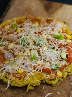 मैगी पिज़्ज़ा (Maggi Pizza recipe in Hindi) रेसिपी मुख्य फोटो