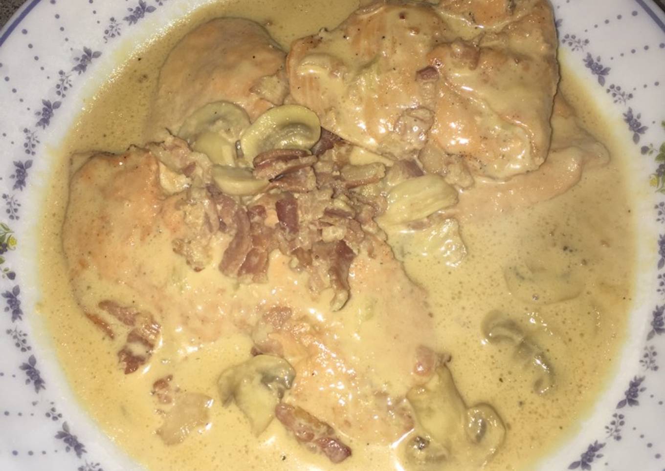 Pechugas de pollo en salsa blanca, bacon y champiñones