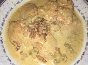 Una foto de Pechugas de pollo en salsa blanca, bacon y champiñones