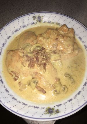 Una foto de Pechugas de pollo en salsa blanca, bacon y champiñones