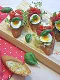 Bruschetti cu mozzarella, roșii cherry și busuioc