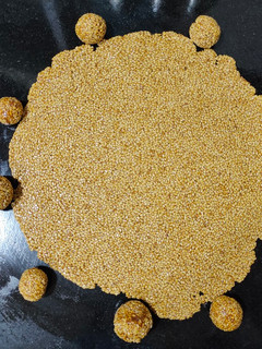 તલ ની ચીકી (Til Chikki Recipe In Gujarati) રેસીપી મુખ્ય ફોટો