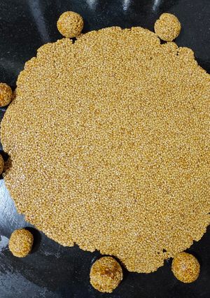 તલ ની ચીકી (Til Chikki Recipe In Gujarati) રેસીપી મુખ્ય ફોટો