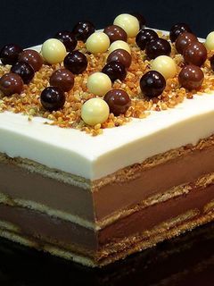 Una foto de Tarta de 3 chocolates con galletas (TARTA SIN HORNO)