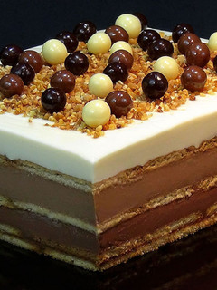 Una foto de Tarta de 3 chocolates con galletas (TARTA SIN HORNO)