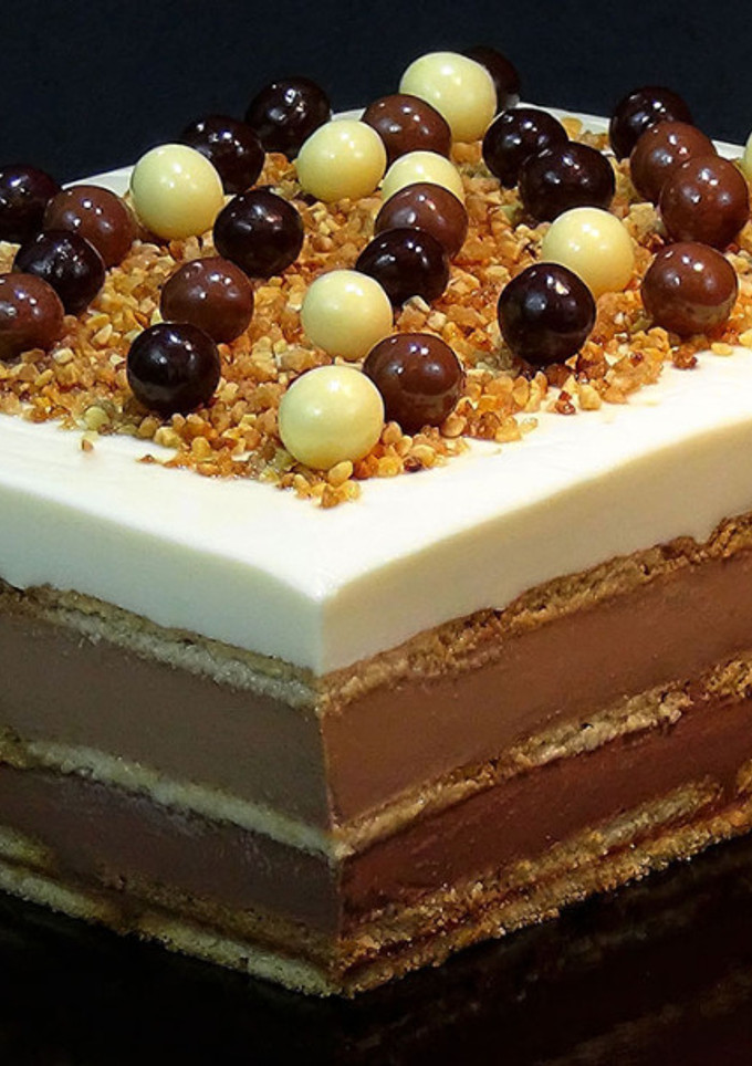 Una foto de Tarta de 3 chocolates con galletas (TARTA SIN HORNO)