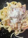 Fetuchini a la carbonara con bacon y camarón