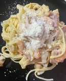 Fetuchini a la carbonara con bacon y camarón