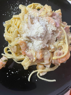 Una foto de Fetuchini a la carbonara con bacon y camarón