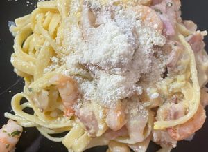 Una foto de Fetuchini a la carbonara con bacon y camarón