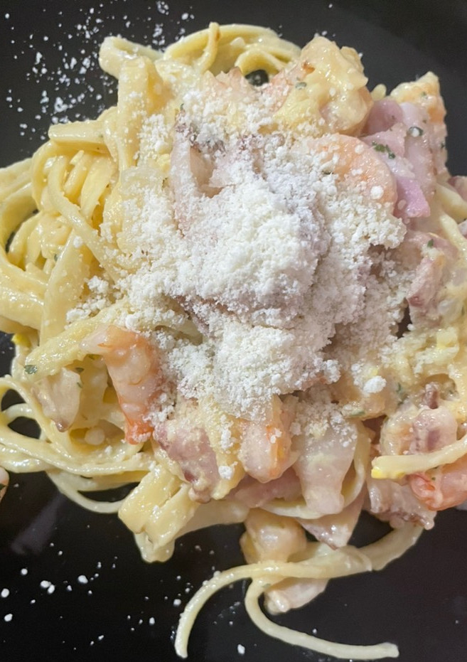 Una foto de Fetuchini a la carbonara con bacon y camarón