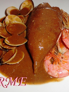 Una foto de Calamares rellenos con guarnición de almejas y gambas