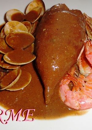 Una foto de Calamares rellenos con guarnición de almejas y gambas