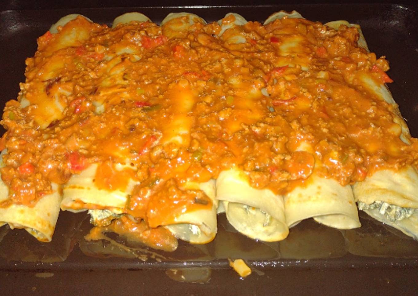 Canelones de carne picada y acelga con salsa de tomate