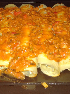 Una foto de Canelones de carne picada y acelga con salsa de tomate