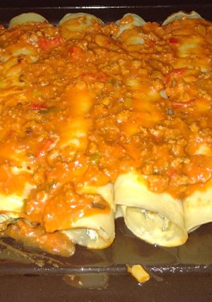 Una foto de Canelones de carne picada y acelga con salsa de tomate