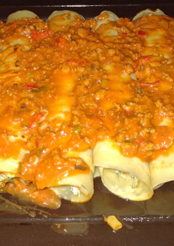 Una foto de Canelones de carne picada y acelga con salsa de tomate