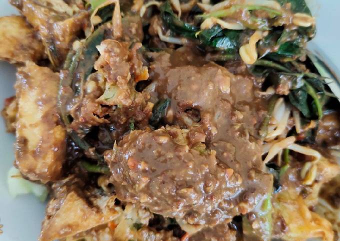 Rujak Cingur (Rujak Uleg/Rujak Petis)