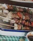 Brochetas (pinchos) de pollo y verduras