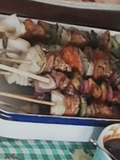 Una foto de Brochetas (pinchos) de pollo y verduras