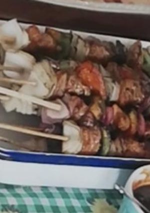 Una foto de Brochetas (pinchos) de pollo y verduras