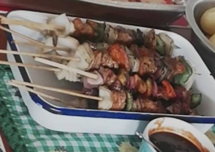 Brochetas (pinchos) de pollo y verduras