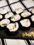 Sushi pár lépésben surimivel, uborkával és wasabival töltve
