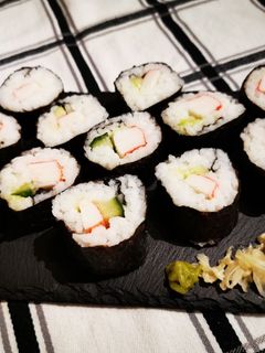 Sushi pár lépésben surimivel, uborkával és wasabival töltve recept fotója