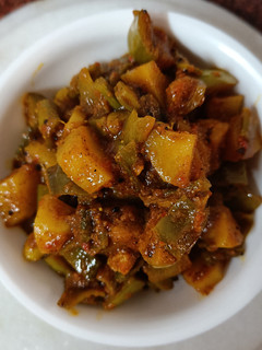 વાલોર રીંગણ અને બટાકા નું શાક (Valor Ringan Bataka Shak Recipe In Gujarati) રેસીપી મુખ્ય ફોટો