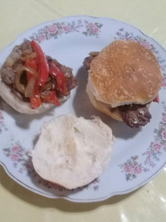 Una foto de Bifes de lomito al disco con cebolla y morrón