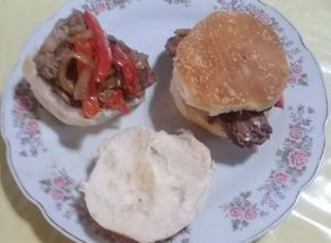 Una foto de Bifes de lomito al disco con cebolla y morrón
