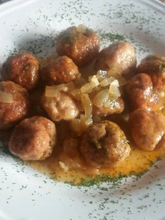 Una foto de Albóndigas de pavo y pollo rellenas de baicon