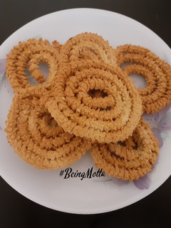 एयर फ्राइड गेहूं की चकली (Air Fried gheu ki chakli recipe in Hindi) रेसिपी मुख्य फोटो