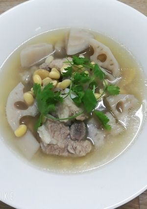 Hình của món Sườn ninh củ sen đậu tương.