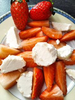 Una foto de Fresas con rulo de queso de cabra con piña