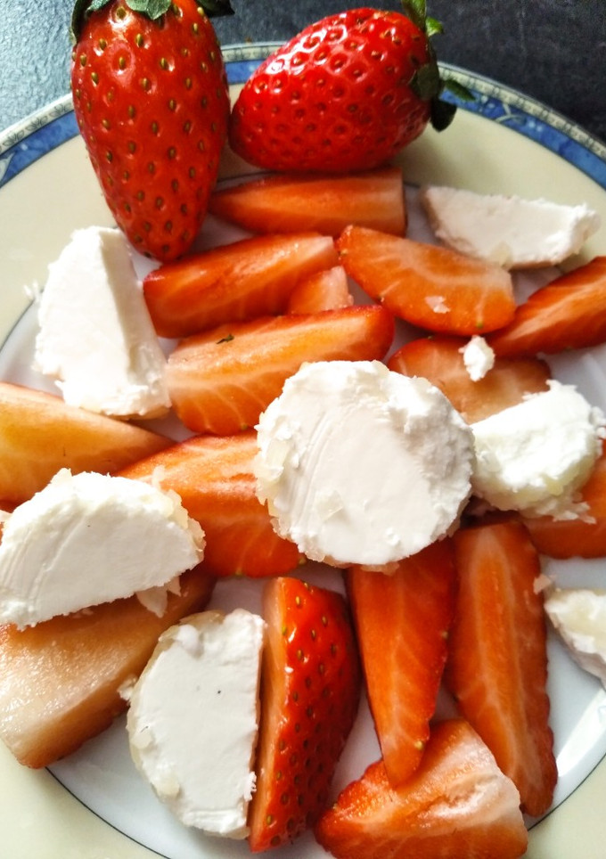 Una foto de Fresas con rulo de queso de cabra con piña