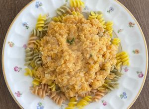 Foto de Fusilli tricolor com lentilhas “rosa” germinadas (vegano)