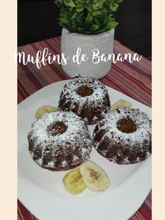 Una foto de Muffins de banana, con chispas de chocolate y dulce de leche