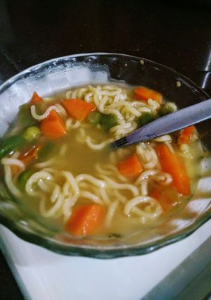 ম্যাগি স্যুপ উইথ ভেজিটেবলস (maggi soup vegetables recipe in Bengali) রেসিপির প্রধান ছবি