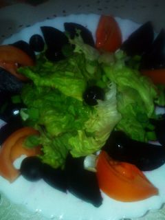 صورة لوصفة سلطة الشمندر والبصل الاخضر بزيت الزيتون 🥙🥗