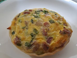 Mini tartas de queso, panceta y verdeo