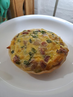 Una foto de Mini tartas de queso, panceta y verdeo