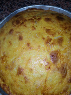 Una foto de Pastel de queso, ciboulette, y tomate