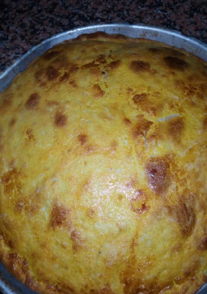 Una foto de Pastel de queso, ciboulette, y tomate