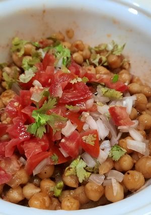 A picture of White chana chaat.