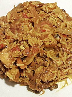 Una foto de Arroz basmati con pollo al curry y mango