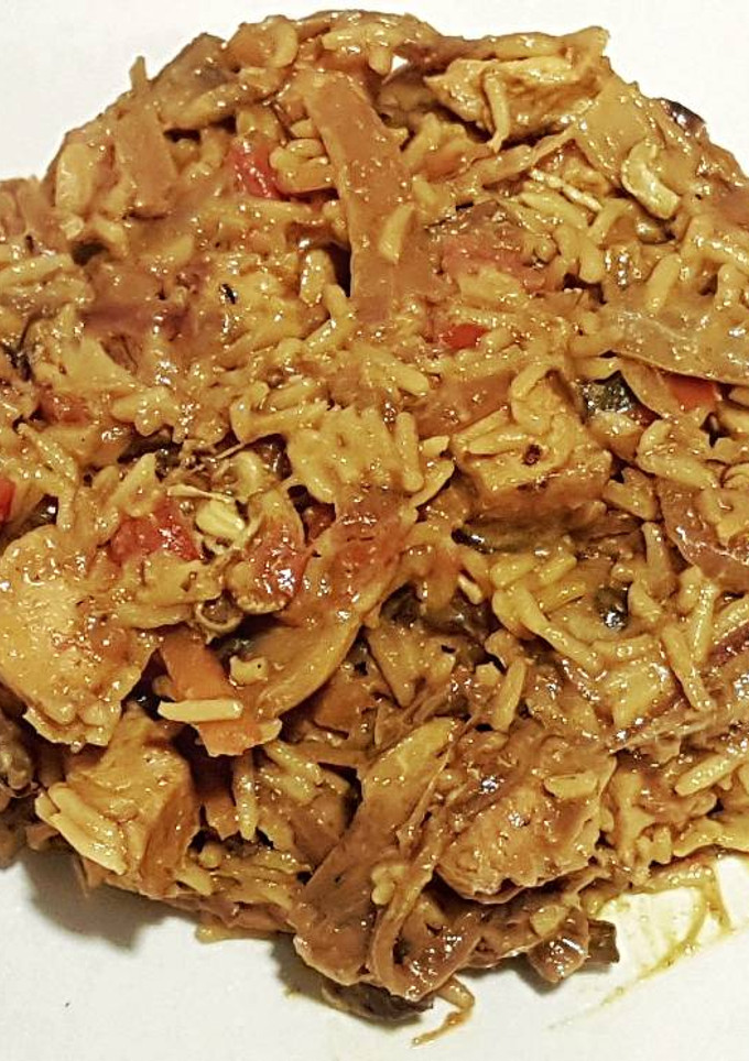 Una foto de Arroz basmati con pollo al curry y mango