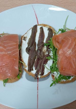 Una foto de Espectaculares tostas de ahumados! 😋😋😋