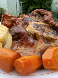 Una foto de Osobuco al horno con verduras