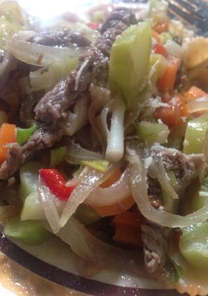 Una foto de Carne salteada con verduras